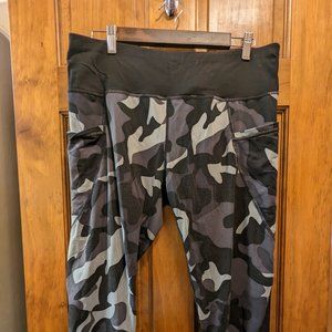 Black camo Athleta Capri Leggings XL